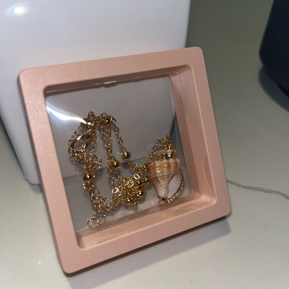 🫧Dainty Gold and White SeaShell Pendant Necklace🫧 - Picture 7 of 7